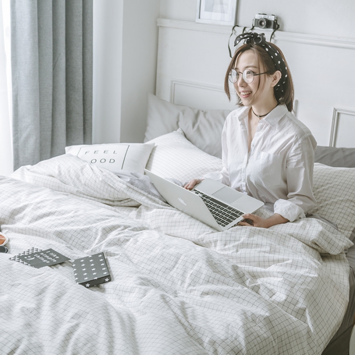 91家纺网 家纺一手货源 找家纺 早春全棉色织水洗套件模特图本白格子