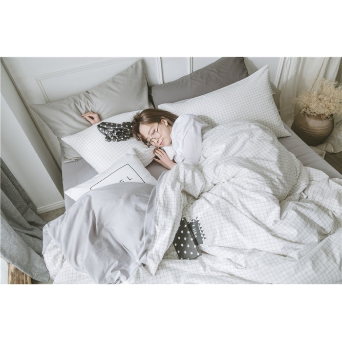 91家纺网 家纺一手货源 找家纺 早春全棉色织水洗套件模特图本白格子