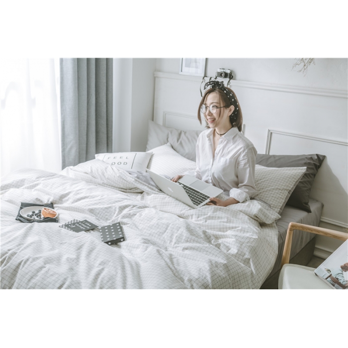 91家纺网 家纺一手货源 找家纺 早春全棉色织水洗套件模特图本白格子