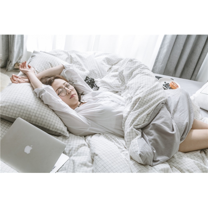 91家纺网 家纺一手货源 找家纺 早春全棉色织水洗套件模特图本白格子