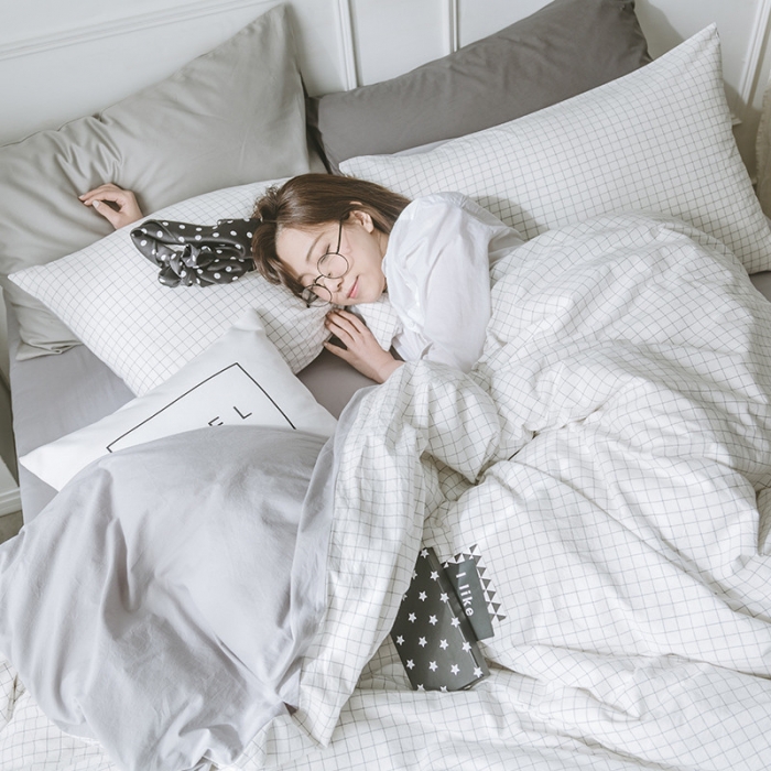 91家纺网 家纺一手货源 找家纺 早春全棉色织水洗套件模特图本白格子