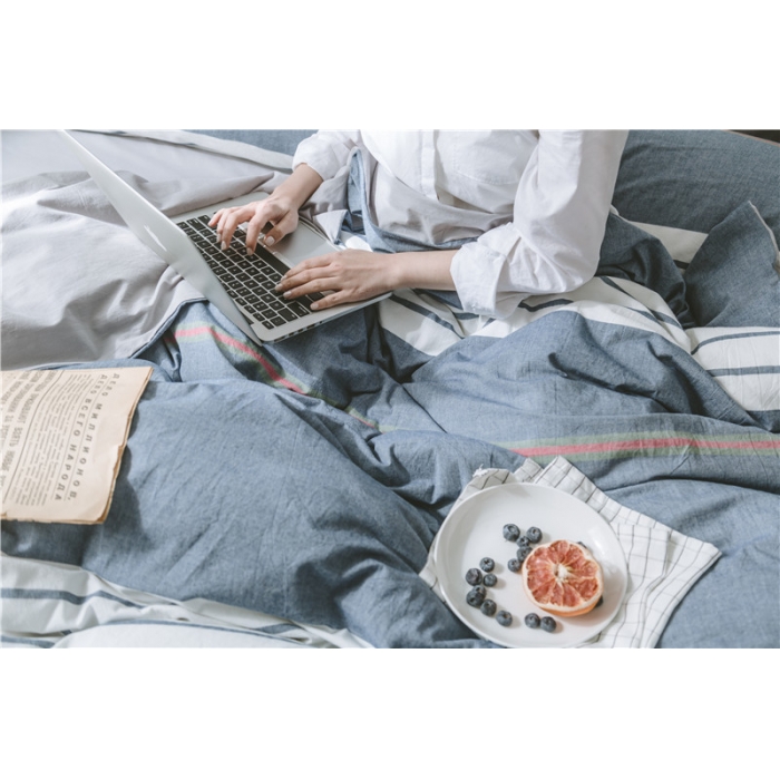 91家纺网 家纺一手货源 找家纺 早春全棉色织水洗套件模特图海蓝条纹