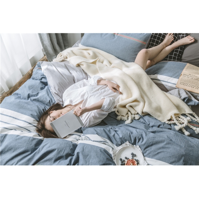 91家纺网 家纺一手货源 找家纺 早春全棉色织水洗套件模特图海蓝条纹