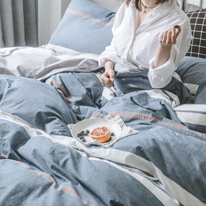 91家纺网 家纺一手货源 找家纺 早春全棉色织水洗套件模特图海蓝条纹