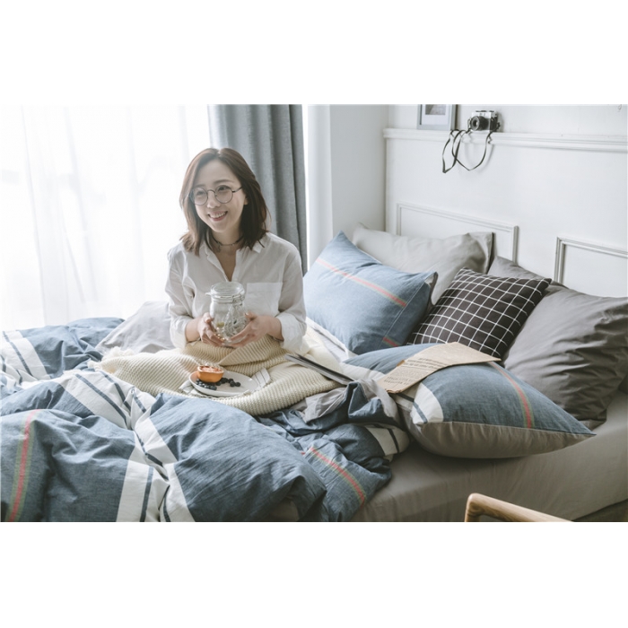 91家纺网 家纺一手货源 找家纺 早春全棉色织水洗套件模特图海蓝条纹