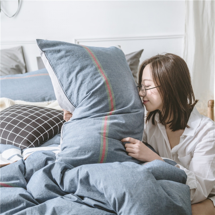 91家纺网 家纺一手货源 找家纺 早春全棉色织水洗套件模特图海蓝条纹