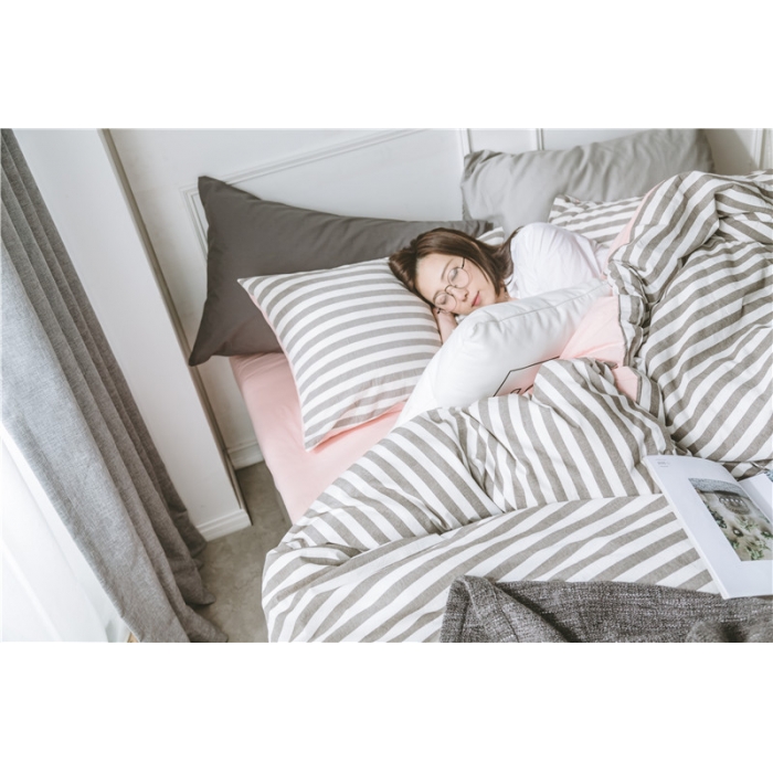 91家纺网 家纺一手货源 找家纺 早春全棉色织水洗套件模特图咖色条纹