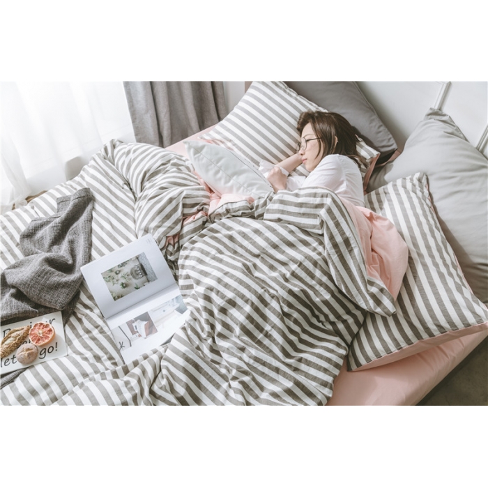 91家纺网 家纺一手货源 找家纺 早春全棉色织水洗套件模特图咖色条纹