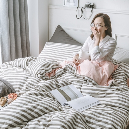 早春全棉色织水洗套件模特图咖色条纹