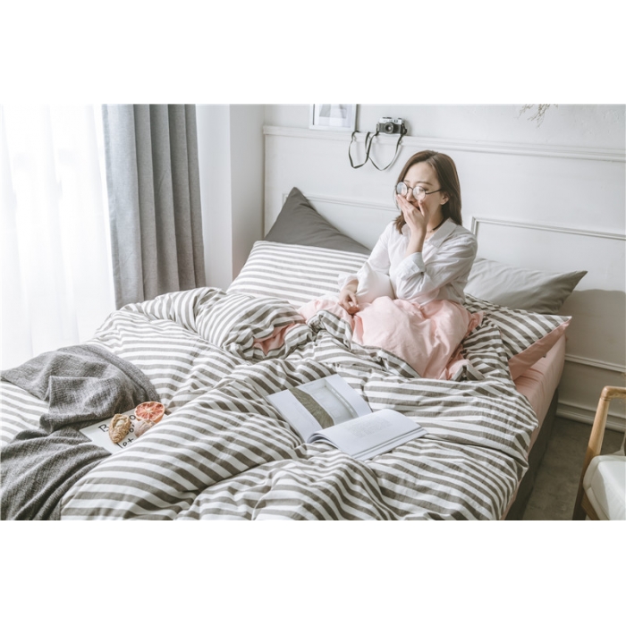 91家纺网 家纺一手货源 找家纺 早春全棉色织水洗套件模特图咖色条纹