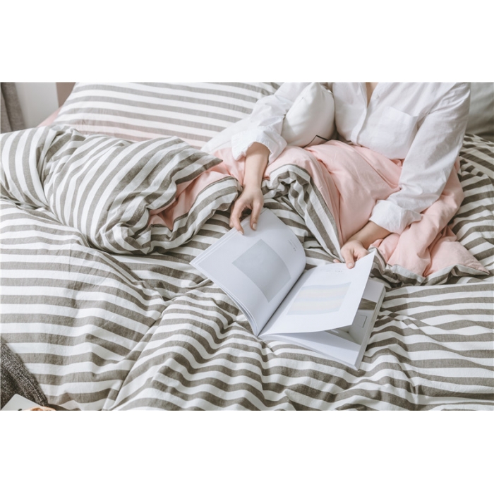 91家纺网 家纺一手货源 找家纺 早春全棉色织水洗套件模特图咖色条纹