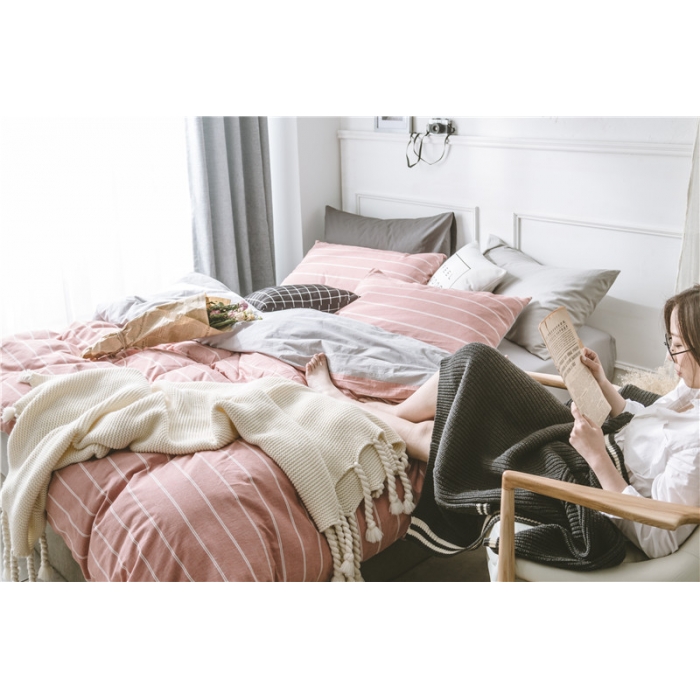 91家纺网 家纺一手货源 找家纺 早春全棉色织水洗套件模特图品红条纹