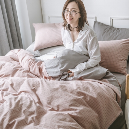 91家纺网 家纺一手货源 找家纺 早春全棉色织水洗套件模特图浅粉格子