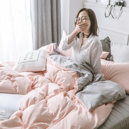 91家纺网 家纺一手货源 找家纺 早春全棉色织水洗套件模特图全棉浅粉