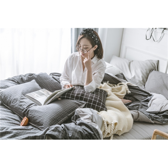 91家纺网 家纺一手货源 找家纺 早春全棉色织水洗套件模特图深灰格子