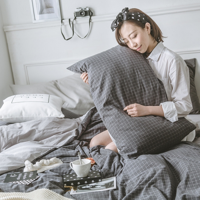 91家纺网 家纺一手货源 找家纺 早春全棉色织水洗套件模特图深灰格子