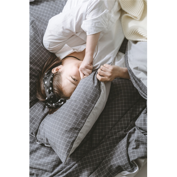 91家纺网 家纺一手货源 找家纺 早春全棉色织水洗套件模特图深灰格子