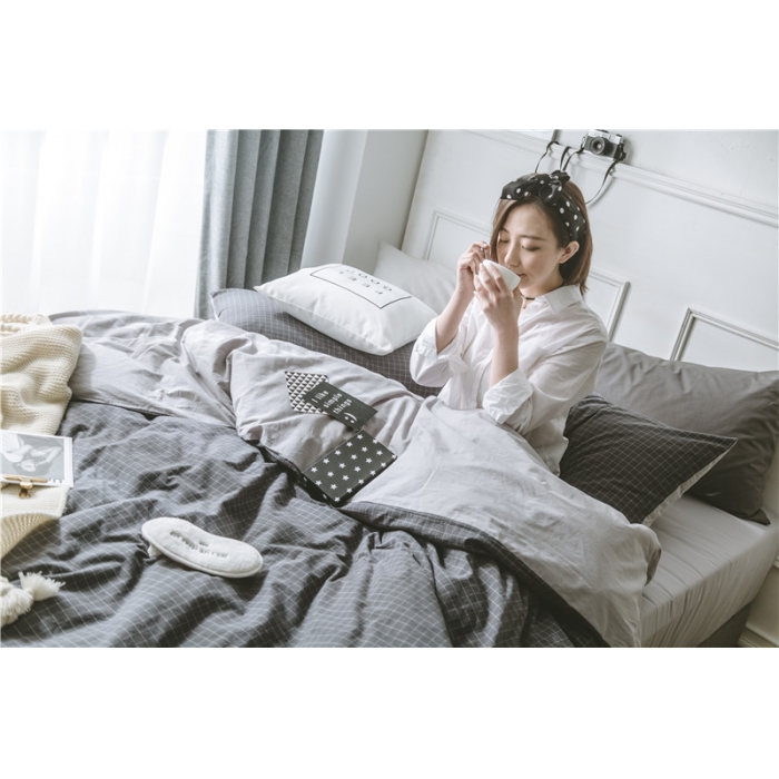 91家纺网 家纺一手货源 找家纺 早春全棉色织水洗套件模特图深灰格子