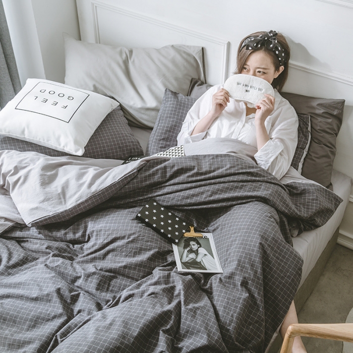 91家纺网 家纺一手货源 找家纺 早春全棉色织水洗套件模特图深灰格子