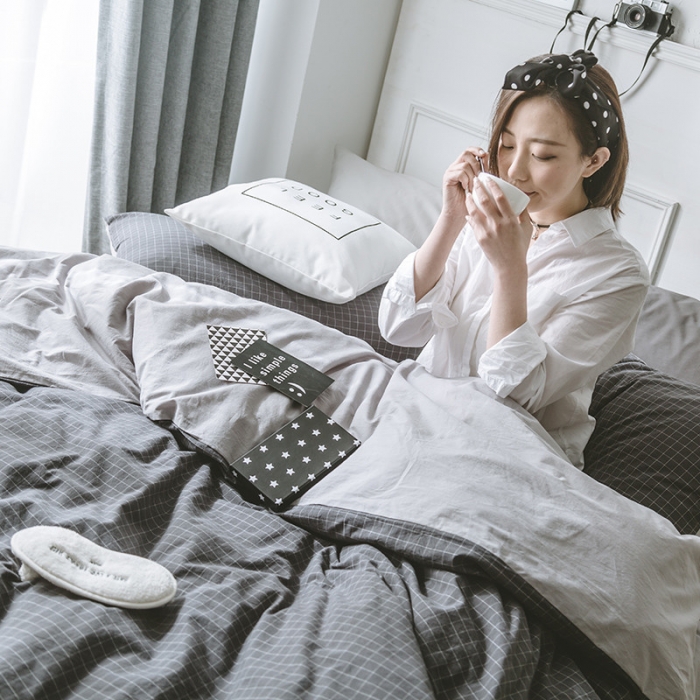 91家纺网 家纺一手货源 找家纺 早春全棉色织水洗套件模特图深灰格子