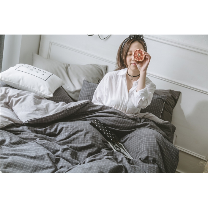 91家纺网 家纺一手货源 找家纺 早春全棉色织水洗套件模特图深灰格子