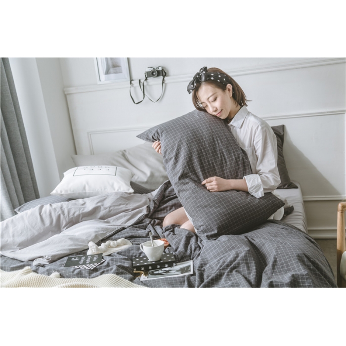 91家纺网 家纺一手货源 找家纺 早春全棉色织水洗套件模特图深灰格子