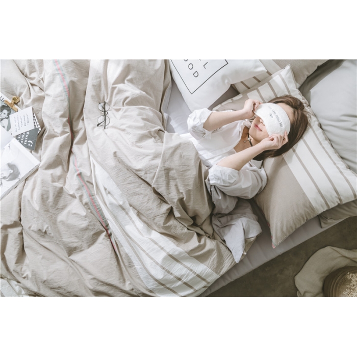 91家纺网 家纺一手货源 找家纺 早春全棉色织水洗套件模特图杏黄条纹