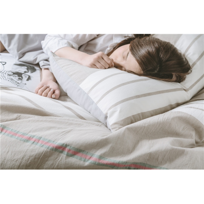 91家纺网 家纺一手货源 找家纺 早春全棉色织水洗套件模特图杏黄条纹