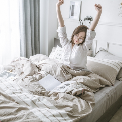 91家纺网 家纺一手货源 找家纺 早春全棉色织水洗套件模特图杏黄条纹