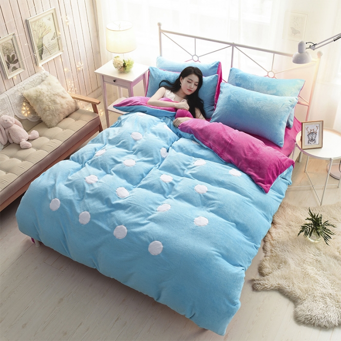 91家纺网 家纺一手货源 找家纺 欧冠家纺 2017北欧加厚保暖刺绣法莱绒套件甜甜圈-玫红蓝