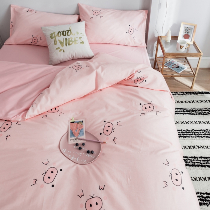 91家纺网 家纺一手货源 找家纺 棉生活 2019新款13372萌系小清新四件套床单款奶油小猪