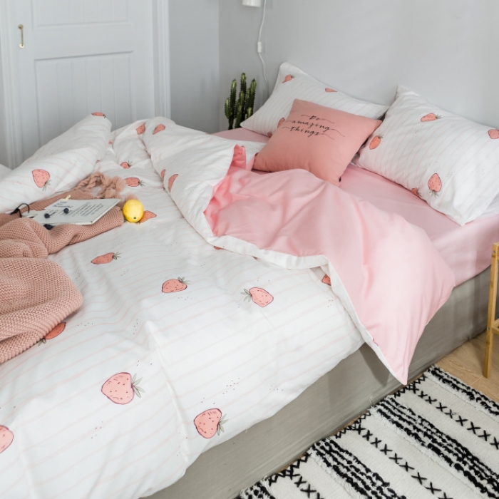 91家纺网 家纺一手货源 找家纺 棉生活 2019新款13372萌系小清新四件套床单款甜心草莓