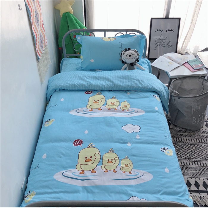 91家纺网 家纺一手货源 找家纺 棉生活 2019新款学生三件套 小黄鸭蓝