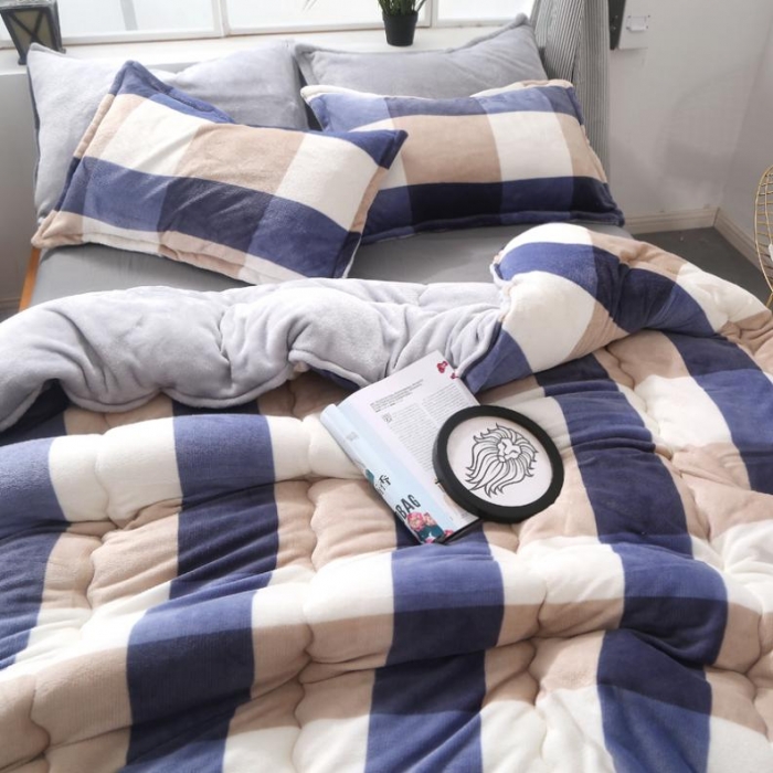 91家纺网 家纺一手货源 找家纺 米莱家纺 2018无印风双面法兰绒冬被 蓝白大格