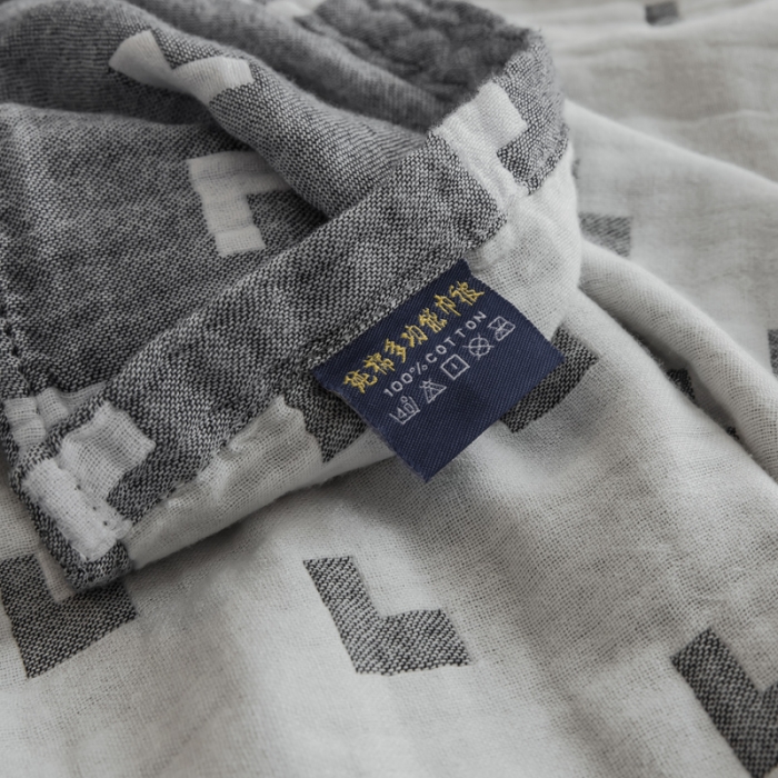 91家纺网 家纺一手货源 找家纺 朴尔家纺 2019新品水洗棉毛巾被 魔幻三角灰