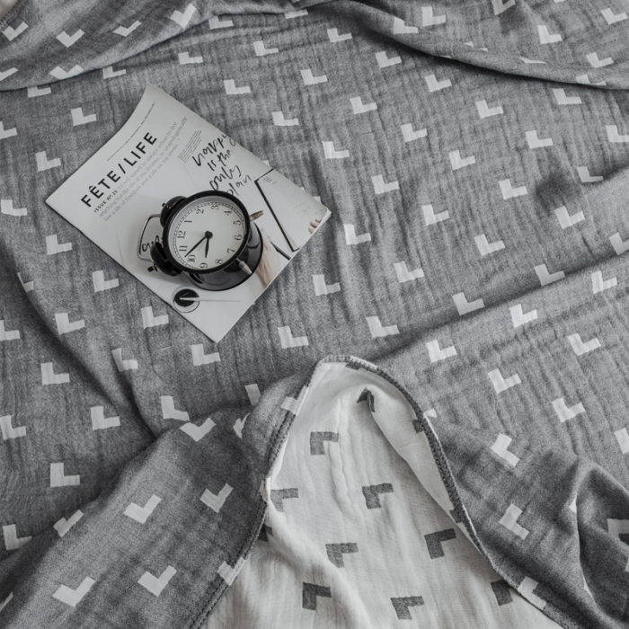 91家纺网 家纺一手货源 找家纺 朴尔家纺 2019新品水洗棉毛巾被 魔幻三角灰