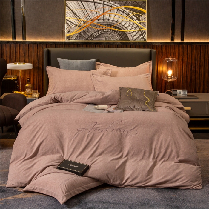 91家纺网 家纺一手货源 找家纺 金奇达 2019新款拉舍尔棉绒绣花款四件套 字母浅咖