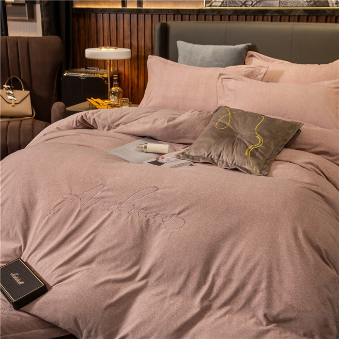 91家纺网 家纺一手货源 找家纺 金奇达 2019新款拉舍尔棉绒绣花款四件套 字母浅咖