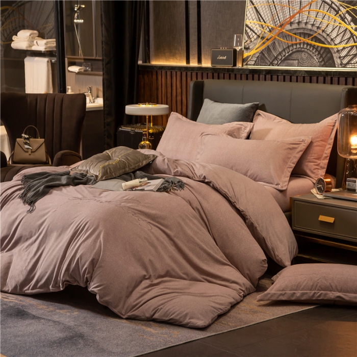 91家纺网 家纺一手货源 找家纺 金奇达 2019新款拉舍尔棉绒绣花款四件套 字母浅咖