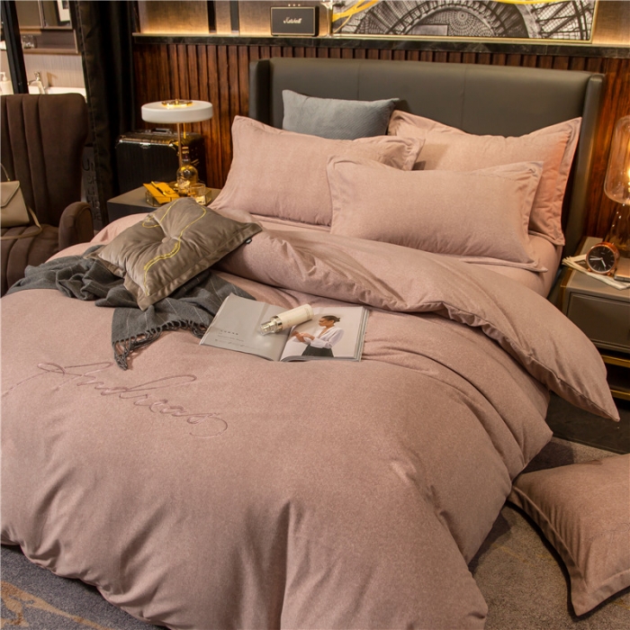 91家纺网 家纺一手货源 找家纺 金奇达 2019新款拉舍尔棉绒绣花款四件套 字母浅咖