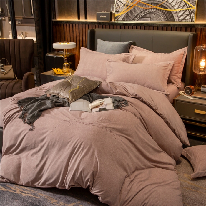 91家纺网 家纺一手货源 找家纺 金奇达 2019新款拉舍尔棉绒绣花款四件套 字母浅咖