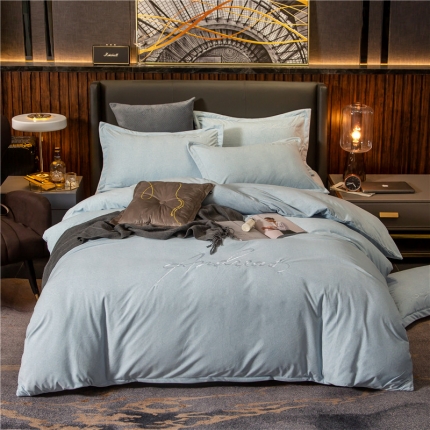 91家纺网 家纺一手货源 找家纺 金奇达 2019新款拉舍尔棉绒绣花款四件套 字母浅蓝