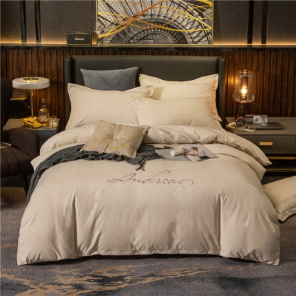 91家纺网 家纺一手货源 找家纺 金奇达 2019新款拉舍尔棉绒绣花款四件套 字母浅米