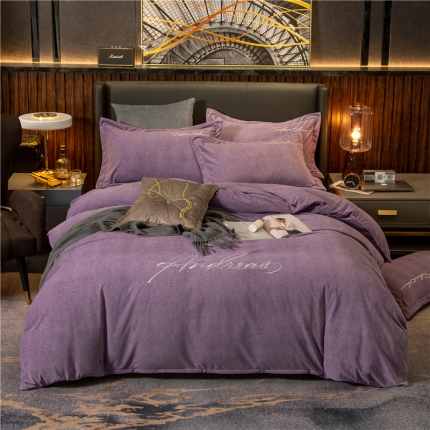91家纺网 家纺一手货源 找家纺 金奇达 2019新款拉舍尔棉绒绣花款四件套 字母深紫