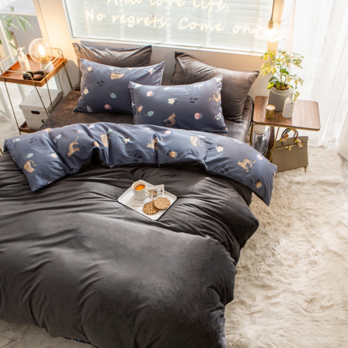 91家纺网 家纺一手货源 找家纺 金奇达 2019新款A棉B绒四件套 花香豹纹蓝