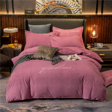 91家纺网 家纺一手货源 找家纺 金奇达 2019新款拉舍尔棉绒绣花款四件套 字母豆沙