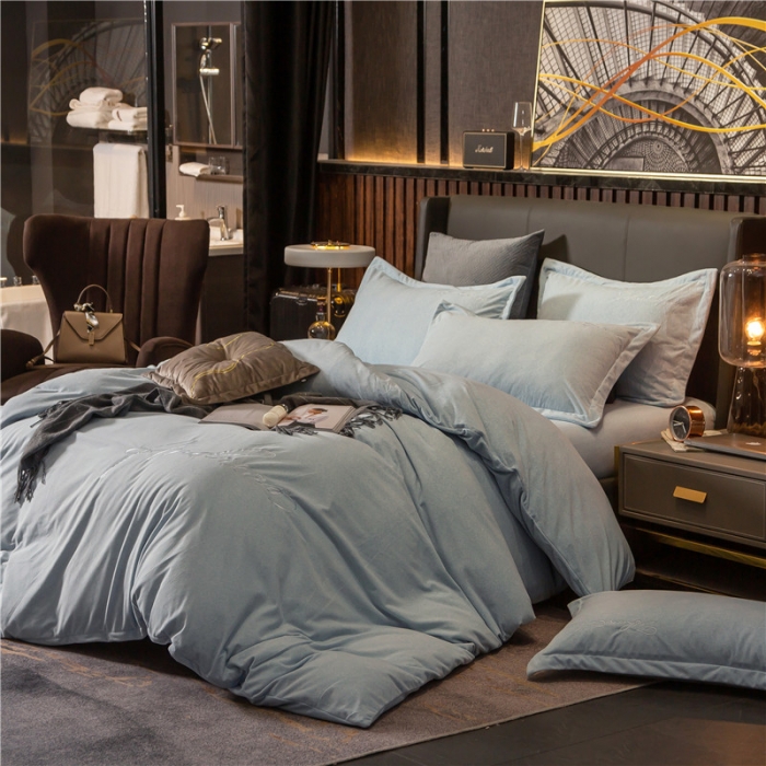 91家纺网 家纺一手货源 找家纺 金奇达 2019新款拉舍尔棉绒绣花款四件套 字母浅蓝