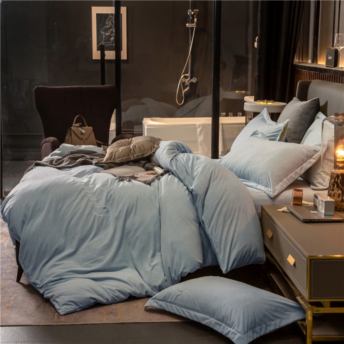 91家纺网 家纺一手货源 找家纺 金奇达 2019新款拉舍尔棉绒绣花款四件套 字母浅蓝