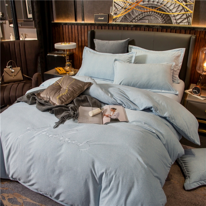 91家纺网 家纺一手货源 找家纺 金奇达 2019新款拉舍尔棉绒绣花款四件套 字母浅蓝