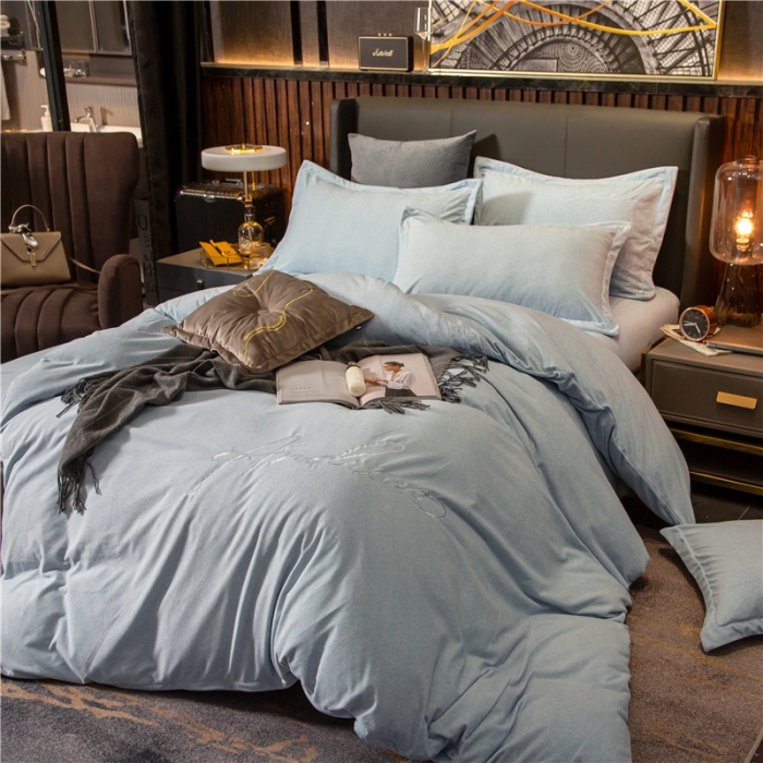 91家纺网 家纺一手货源 找家纺 金奇达 2019新款拉舍尔棉绒绣花款四件套 字母浅蓝